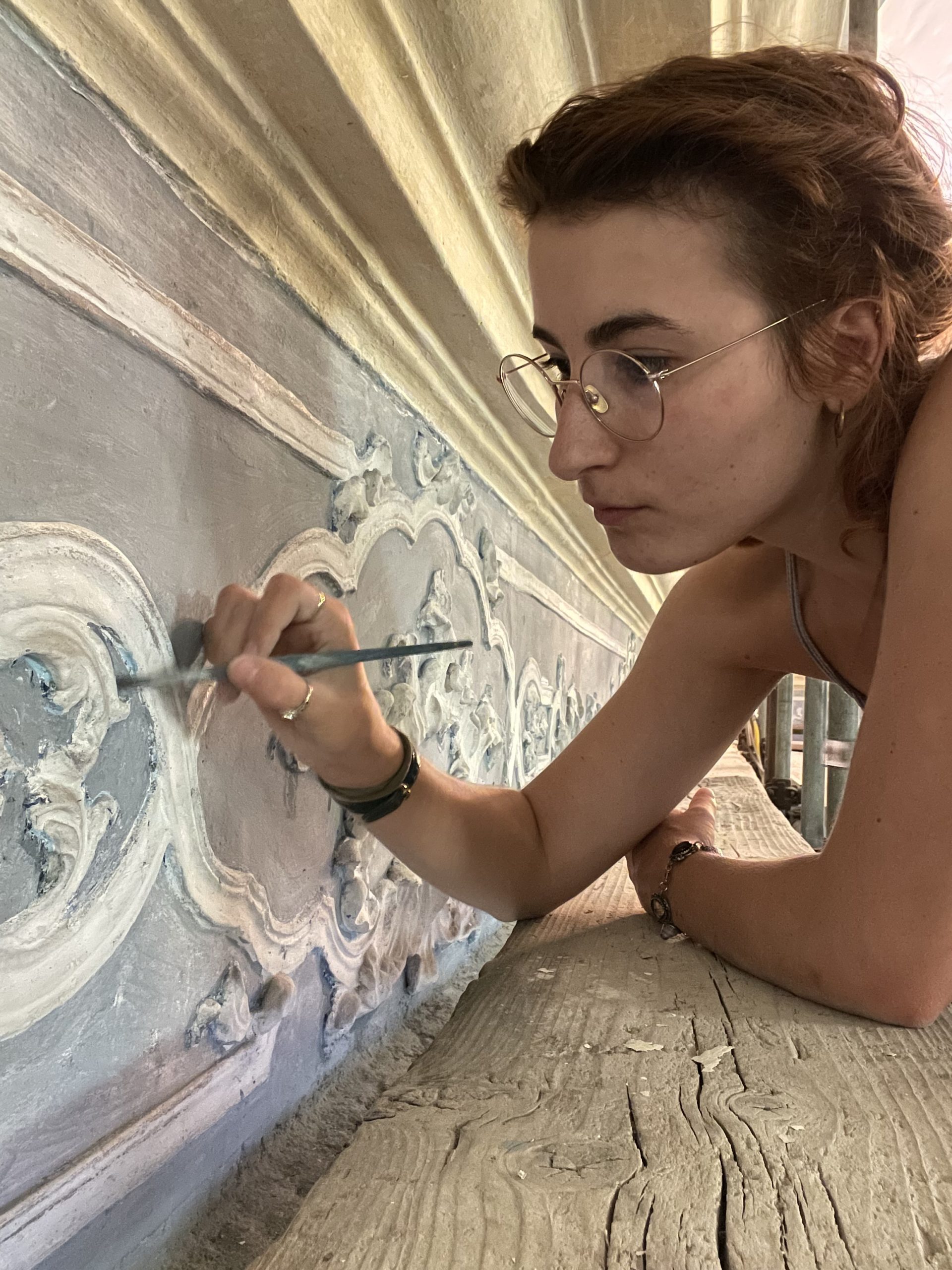 Retouche lors d'un chantier in-situ réalisé dans une église réalisé par l'Atelier CROMA, situé entre Annecy et Genève.