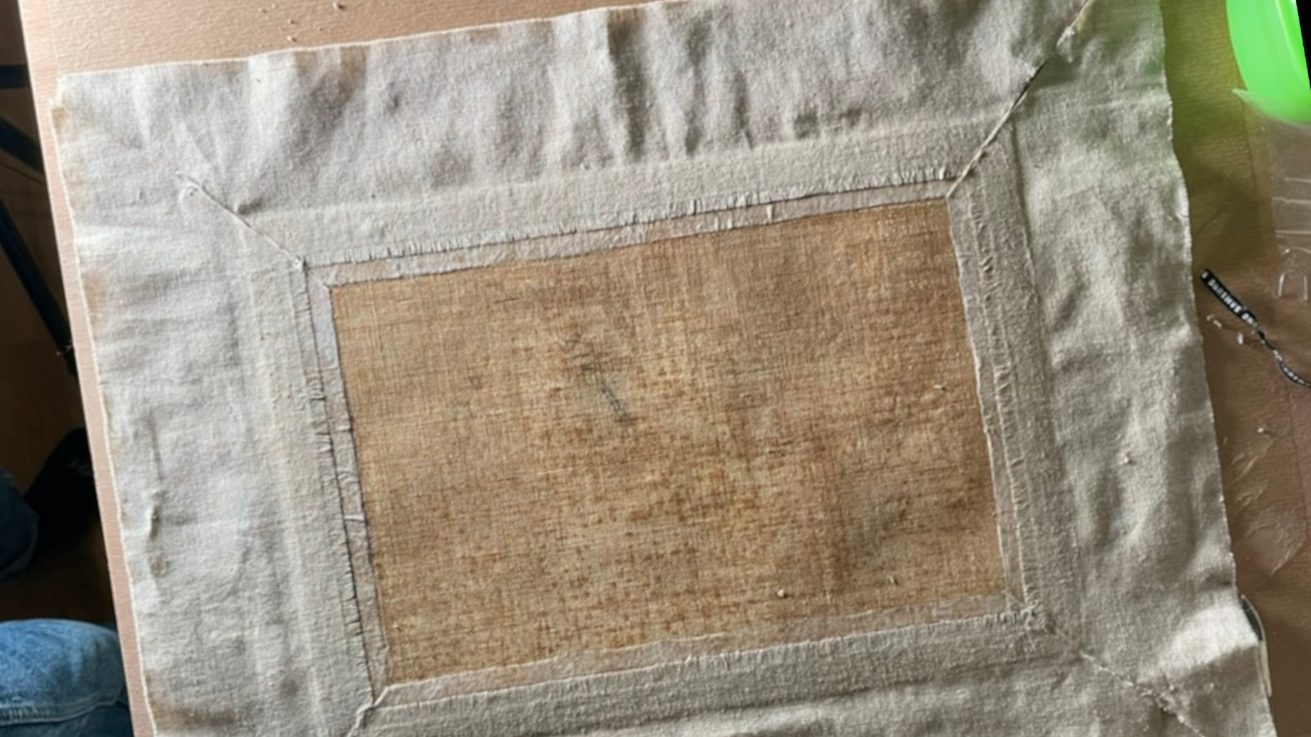 Bande de tensions sur une œuvre dont les bords de toiles étaient trop court. permet de monter ou de remonter des peintures avec une tension excellentes.