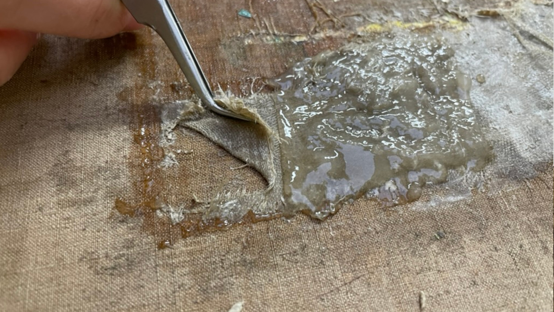 Retrait d'une ancienne restauration sur le revers d'une oeuvre moderne contemporaine. Dérestauration réalisé par l'atelier CROMA dans la région Annécienne et Genevoise