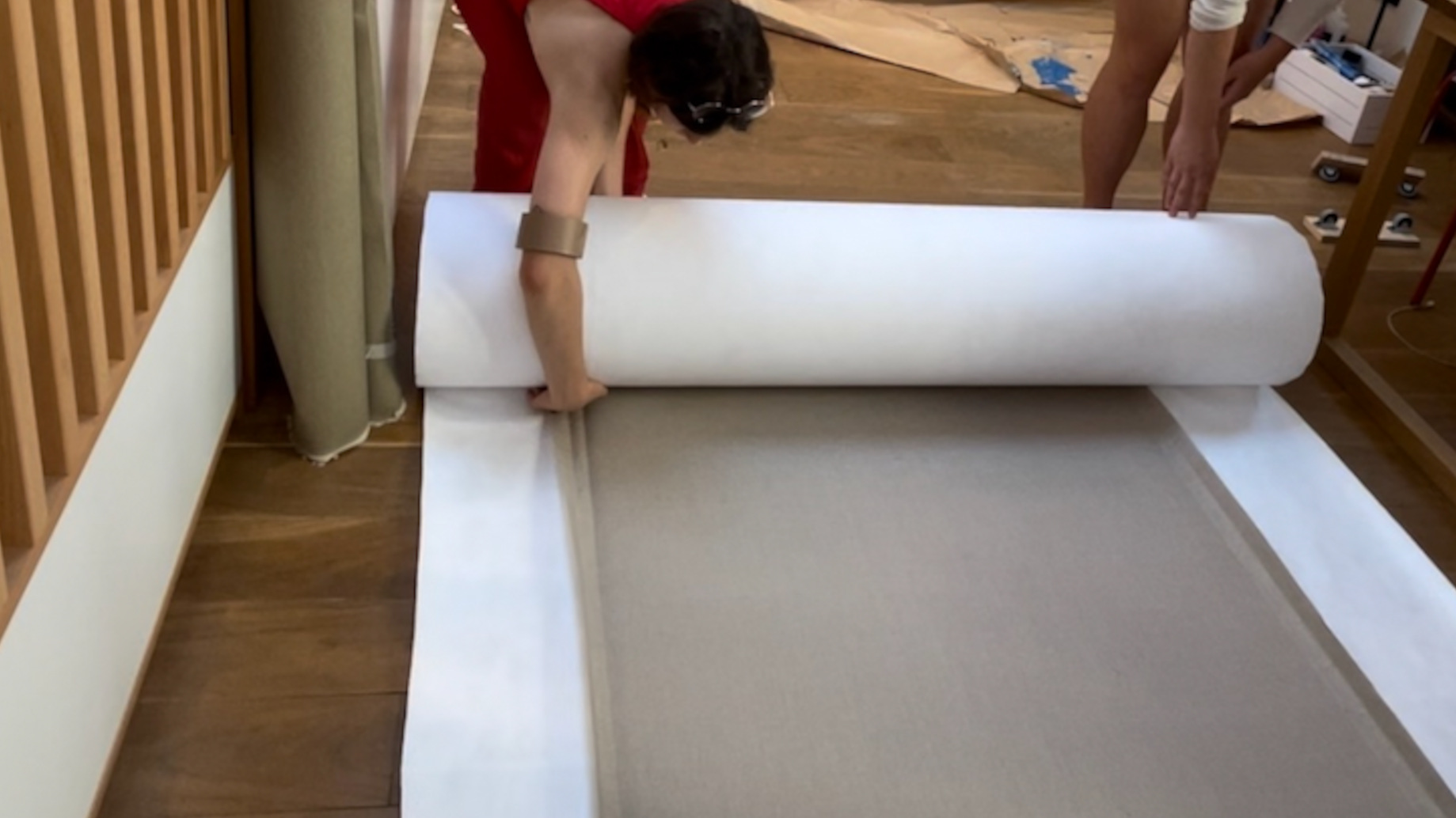 Emballage d'œuvre pour envois à l'étranger. opération délicate pour ne pas altérer l'œuvre durant le transport. L'atelier CROMA prends soins d'emballer les œuvres modernes et contemporaines sur Annecy et Genève pour tout type d'envoie.