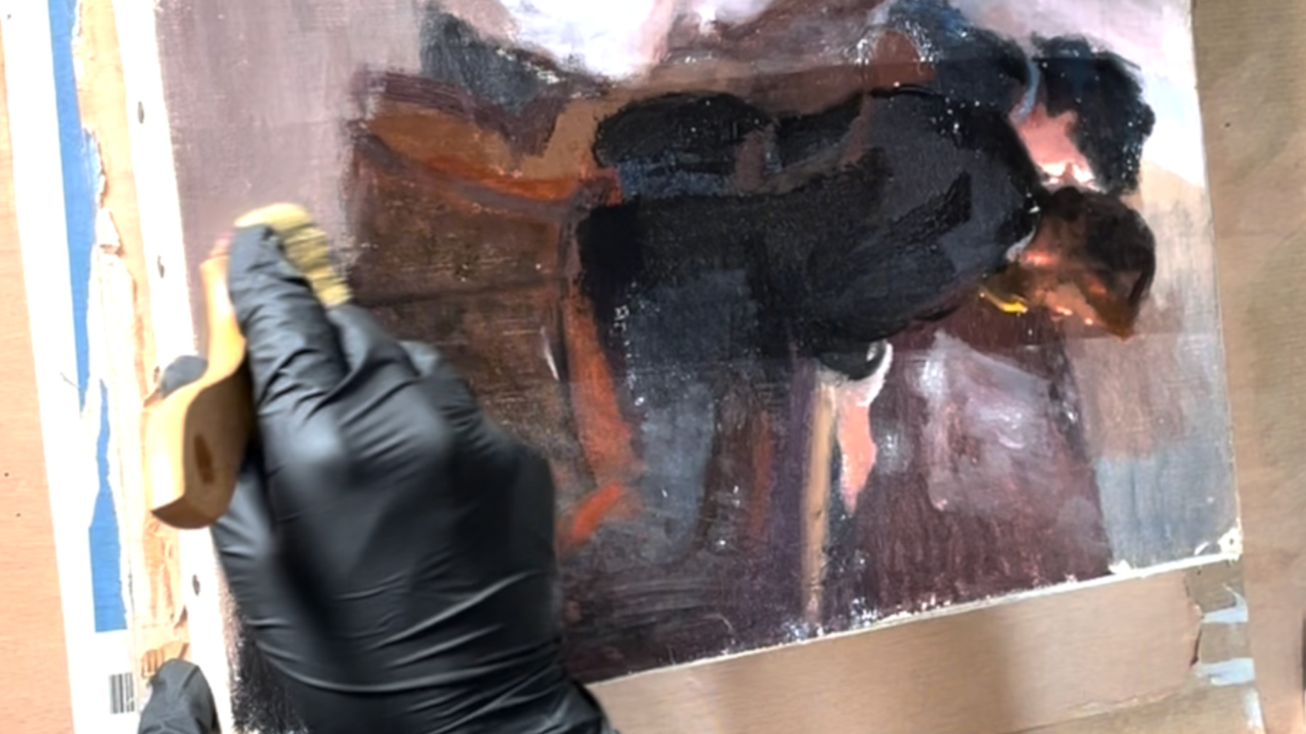 Vernissage d'une œuvre. application du vernis et travail du vernis pour un rendu satiné. remise en valeur des couleurs.