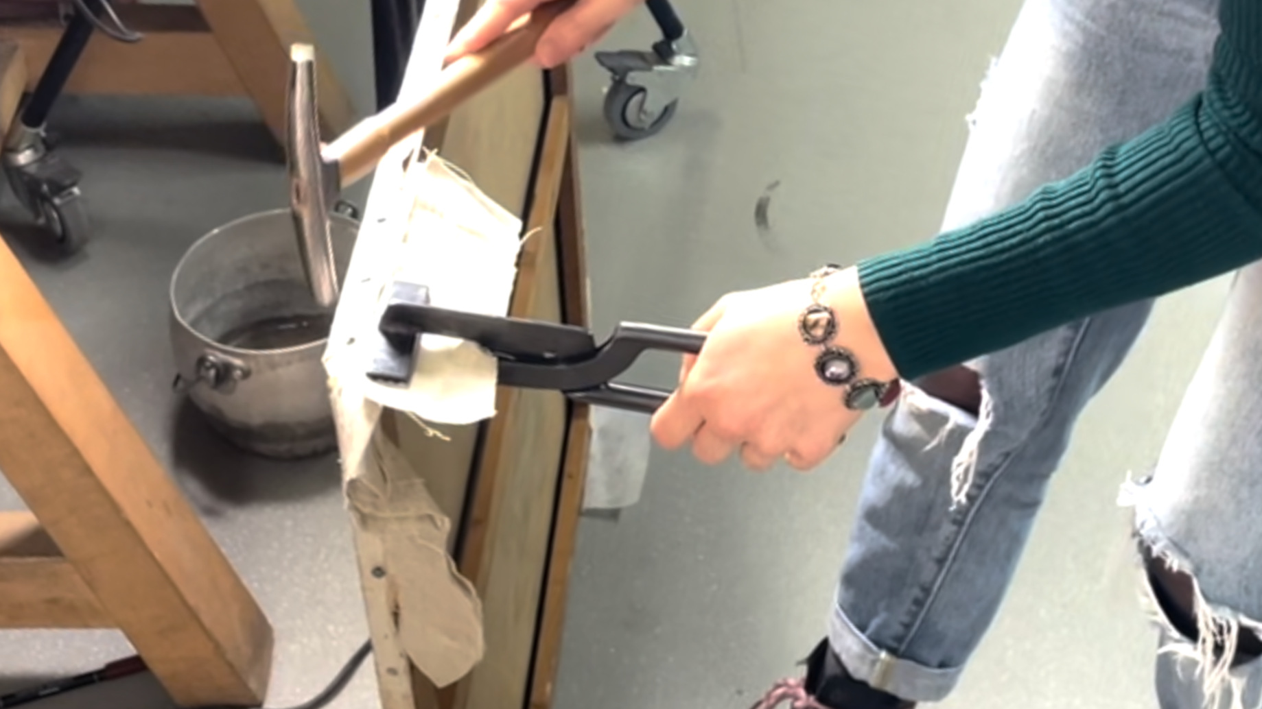 Remise sous tension d'une œuvre par l'atelier CROMA, atelier de restauration d'œuvres modernes et contemporaines dans le secteur Annécien et Genevois.