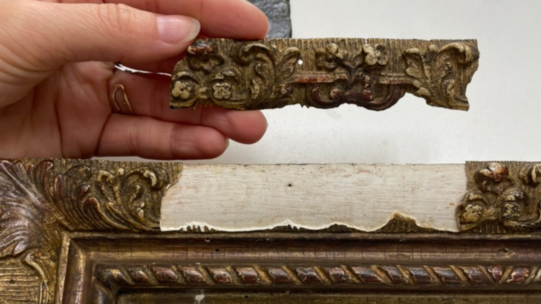 Restauration d'un cadre réalisé par l'atelier CROMA. de la réparations moulures à la dorure et sa patine.